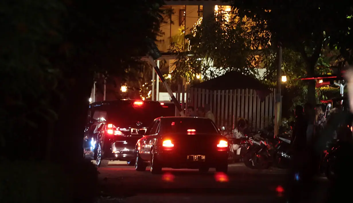 Di sore menjelang malam hari terlihat rombongan mobil yang memasuki kawasan rumah Raisa di daerah Cinere, yang ternyata Hamish beserta keluarganya. Mereka terlihat membawa barang-barang seserahan. (Deki Prayoga/Bintang.com)