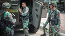 Sejumlah Anggota TNI Yonif Mekanik 201 Kodam Jaya bersiap untuk berjaga dalam rangka pengamanan KAA di Kawasan Bundaran HI, Jakarta, Selasa (14/4/2015). KAA ke-60 akan berlangsung pada 18-24 April 2015 di Jakarta dan Bandung. (Liputan6.com/Faizal Fanani)