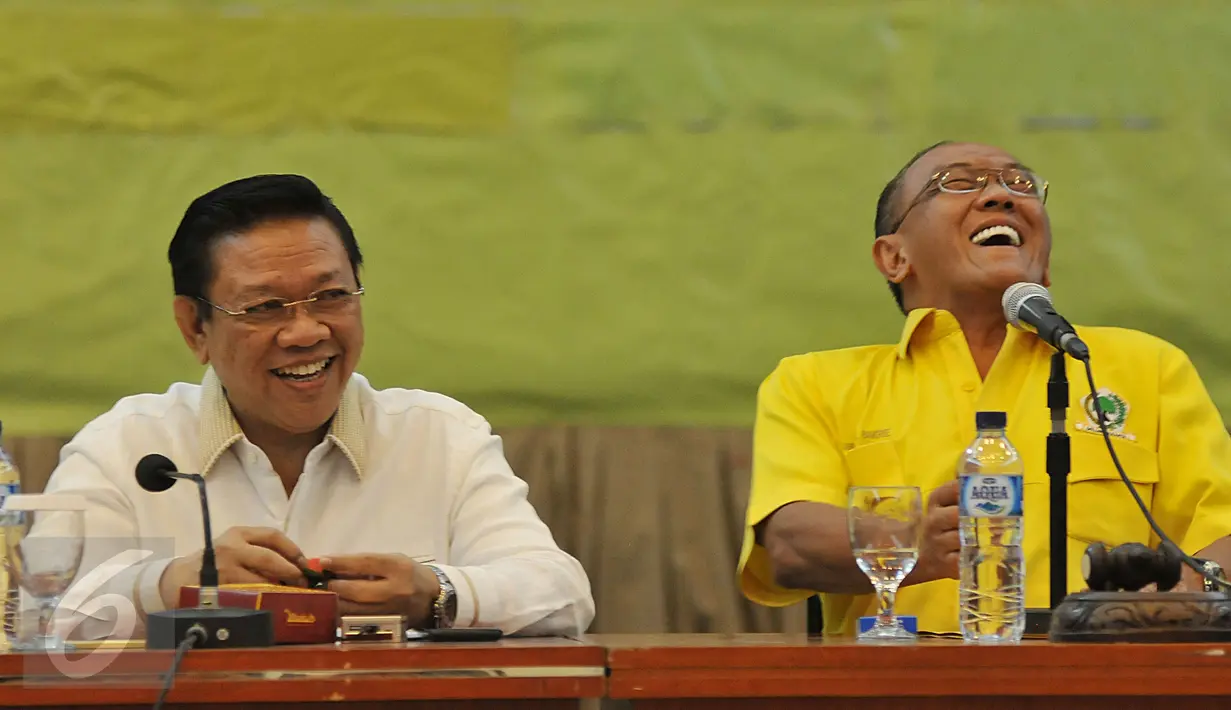 Aburizal Bakrie (kanan) dan Agung Laksono saat menghadiri Rapat Pengurus Harian Partai Golkar di DPP Partai Golkar, Jakarta, Kamis (4/2/2016). Rapat pengurus ini adalah pertama kalinya setelah perselisihan antar dua kepemimpinan.(Liputan6.com/Johan Tallo)