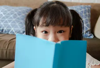 Di tengah maraknya penggunaan gadget pada anak, banyak orangtua mulai mencari alternatif aktivitas yang lebih edukatif sekaligus menyenangkan. Salah satu yang kini semakin populer adalah quiet book atau busy book—buku kain interaktif yang dirancang khusus untuk merangsang perkembangan anak melalui permainan sederhana. (foto/dok: freepik/jcomp)