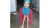 Potret Mak Tumi, Jual Sapu Lidi Demi Bertahan Hidup