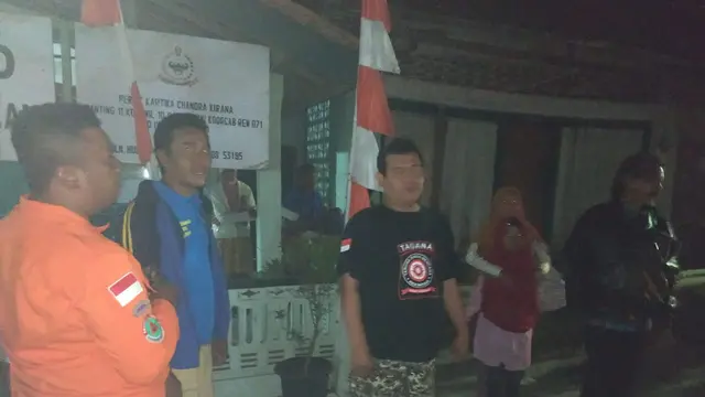 Warga Nusawungu, Cilacap mengungsi saat gempa banten magnitudo 6,9, Jumat malam, 2 Agustus 2019. (Foto: Liputan6.com/Tagana Banyumas/Muhamad Ridlo)