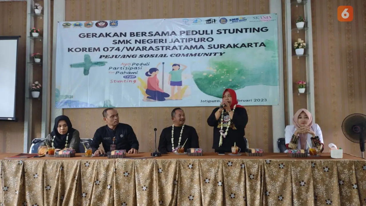 Sosialisakan Stunting di Tengah-tengah Pelajar SMKN Jatipuro Karanganyar, Wakil Bupati Karanganyar (tengah), Jdr Kunari Mahanani (jilbab merah)