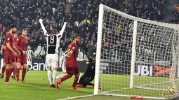 Gol Juventus yang berhasil dicetak oleh Medhi Benatia saat melawan Roma dalam pertandingan Liga Italia di Turin, Italia (23/12). Dengan kemenangan ini Juventus menempel ketat Napoli yang berada puncak klasmen Liga Italia. (Andrea Di Marco / ANSA via AP)
