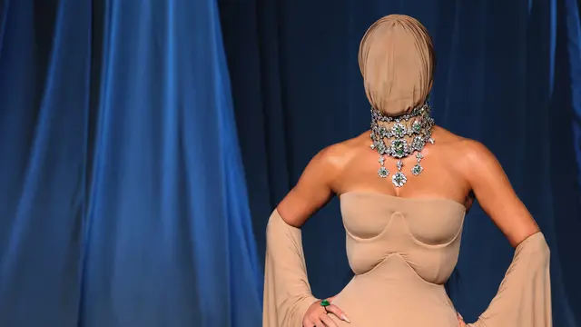 Jadi Sensasi, Kim Kardashian Bungkus Wajahnya dengan Kain di Gala Museum Academy