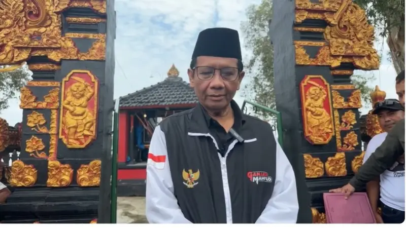 Mahfud Md Umumkam Mundur dari Menko Polhukan di Pura Bersejarah di Lampung Tengah