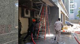 Petugas menyemprotkan air saat berusaha memadamkan kebakaran di Gedung Cyber 1, Jakarta, Kamis (2/12/2021). Sampai saat ini, penyebab kebakaran masih belum diketahui. (Liputan6.com/Herman Zakharia)