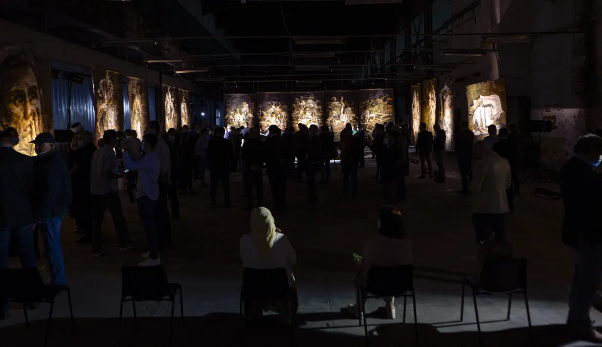 Suasana pameran seni karya pelukis Safet Zec di Potocari, Bosnia, Selasa (7/7/2020). Pameran tersebut didedikasikan untuk lebih dari 8.000 korban tewas dalam 10 hari pembantaian setelah Srebrenica dikuasai oleh pasukan Serbia pada 11 Juli 1995. (AP Photo/Kemal Softic)
