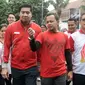 Ketua Umum Taruna Merah Putih (TMP), Maruarar Sirait dan Wali Kota Bogor Bima Arya Sugiarto saat mengikuti Kirab Budaya Taruna Merah Putih di Bogor, Minggu (13/11). (Liputan6.com/Yoppy Renato)