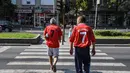 Dua pria mengenakan jersey legenda Manchester United David Beckham jelang pertandingan final UEFA Super Cup antara Real Madrid melawan MU di Philip II Arena di Skopje, Macedonia, (7 /8). (AFP Photo/Armend Nimani)