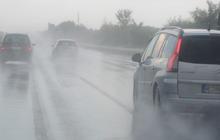 Ini Alasannya, Kerikil yang Menempel di Ban Mobil Bisa Memicu Aquaplaning.
