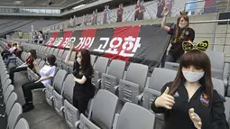 Sejumlah boneka menghiasi tribun penonton saat pertandingan FC Seoul Kontra Gwangju FC di Seoul World Cup Minggu (17/5/2020). FC Seoul menempatkan boneka untuk menghidupkan atmosfer pertandingan. (AP/Ryu Young-suk)
