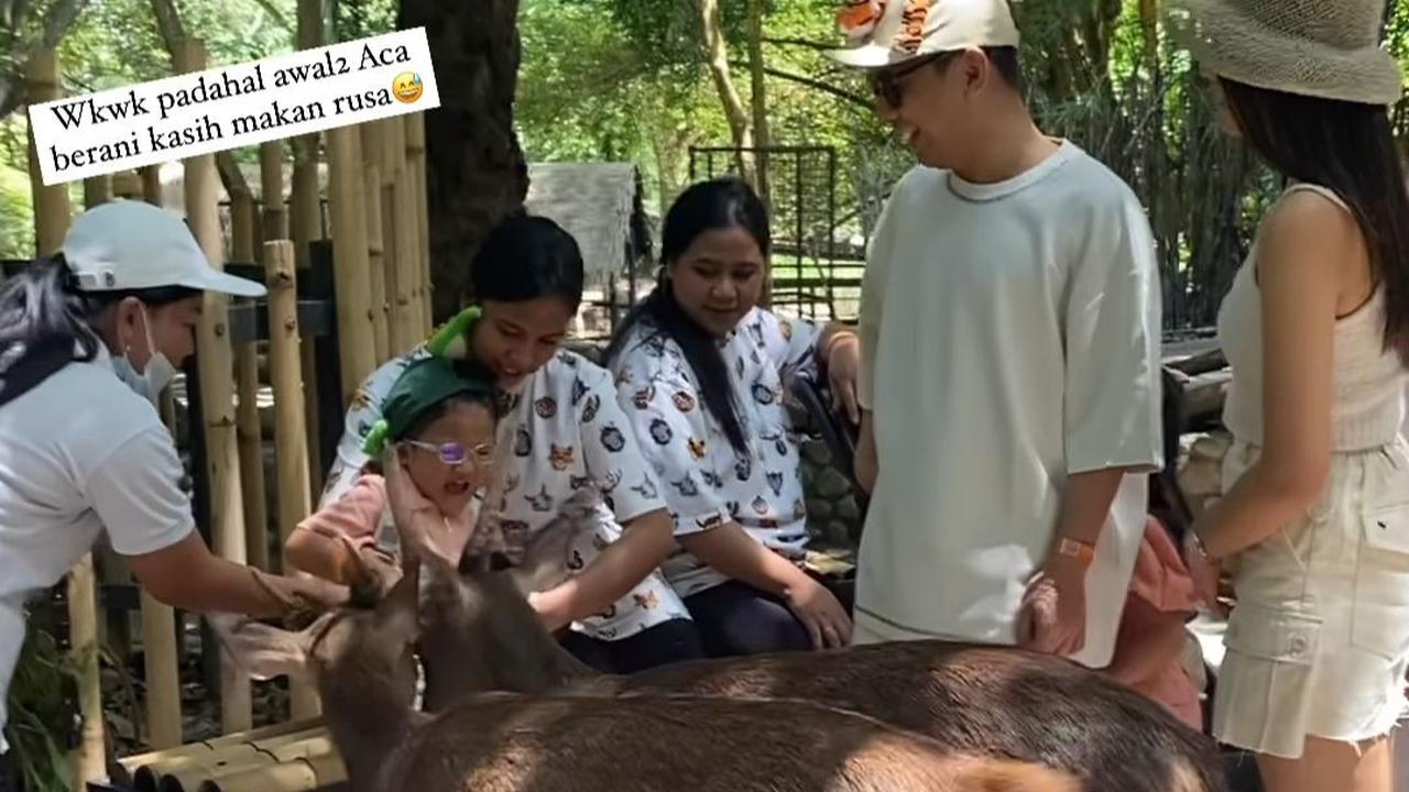 Potret Anissa Aziza dan Raditya Dika saat menemani putrinya, Alea memberi makan rusa. Alea pun tampak begitu berani memberi makan rusa. Berbeda dengan sang adik yang takut memberik makan rusa.<br>