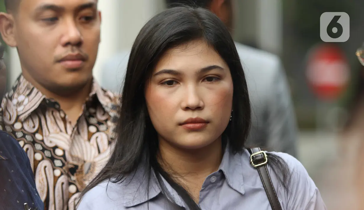 Kekasih Brigadir Nofryansyah Yosua Hutabarat atau Brigadir J, Vera Simajuntak, tiba untuk konferensi per di salah satu hotel di kawasan Jakarta Barat, Kamis (29/9/2022). Kedatangan Vera Simajuntak bersama keluarga sang kekasih tersebut di Jakarta terkait berkas perkara kasus pembunuhan Brigadir J telah lengkap atau P21. (Liputan6.com/Herman Zakharia)