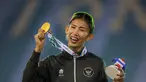 Atlet atletik Indonesia, Emilia Nova, usai memenangi lomba dan meraih emas nomor heptathlon (tujuh lomba) SEA Games 2025 di Stadion Supachalasai Bangkok, Thailand Selasa (16/12/2025) malam. Luapan kegembiraan terpancar pada raut wajah atlet atletik Indonesia Emilia Nova usai berhasil meraih medali emas nomor heptathlon (tujuh lomba) SEA Games 2025 Thailand. (Bola.com/Bagaskara Lazuardi)