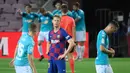 Gelandang Barcelona, Frenkie De Jong, tampak kecewa usai dikalahkan Osasuna pada laga lanjutan La Liga pekan ke-37 di Camp Nou, Jumat (17/7/2020) dini hari WIB. Barcelona kalah 1-2 atas Osasuna. (AFP/Lluis Gene)