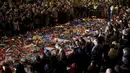 Ribuan orang berkumpul di Place de la Bourse dengan membawa karangan bunga atau lilin untuk bersimpati terhadap para korban serangan bom hari beberapa hari lalu, Brussels, Belgia, 25 Maret 2016. (REUTERS / Christian Hartmann )