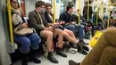 Dua penumpang pria tampak hanya mengenakan celana dalam saat menaiki kereta bawah tanah di London. Foto diambil Minggu (11/01/2015). (AFP PHOTO/LEON NEAL)