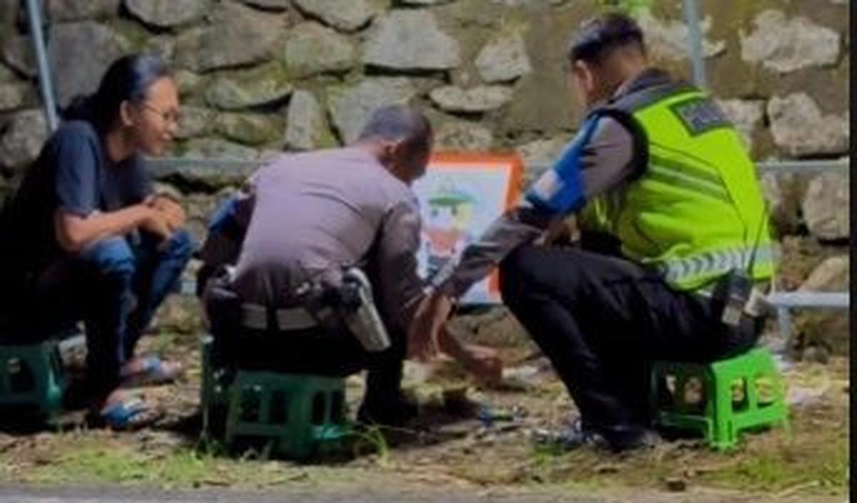 Polisi Mewarnai saat Tugas