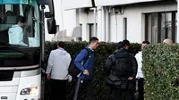Ikon Real Madrid, Cristiano Ronaldo (tengah) meninggalkan bus ke arah lokasi pelatihan di Stadion Mitsuzawa, Yokohama, Jumat (16/12/2016). Real Madrid akan berlaga pada babak final Piala Dunia Antarklub 2016.  (AFP/Toshifumi Kitamura)