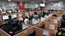 Aktivitas pekerja melayani konsumen via telepon dan internet saat Hari Belanja Online Nasional (Harbolnas) di kantor perusahaan e-Commerce JD.ID, Jakarta, Rabu (12/12). (Merdeka.com/Iqbal S. Nugroho)