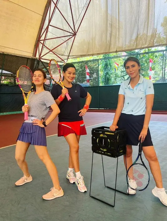 Gaya kocak Astrid Tiar, saat berpose mengenakan pakaian tenis serta memegang raket. (Foto: Instagram/@astridtiar127)