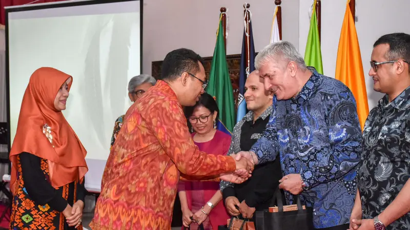 Gubernur NTB Zulkieflimansyah saat menyambut kedatangan para duta besar negara sahabat yang berkunjung untuk meninjau kawasan terdampak gempa sekaligus menjajaki potensi investasi di NTB. (Istimewa)