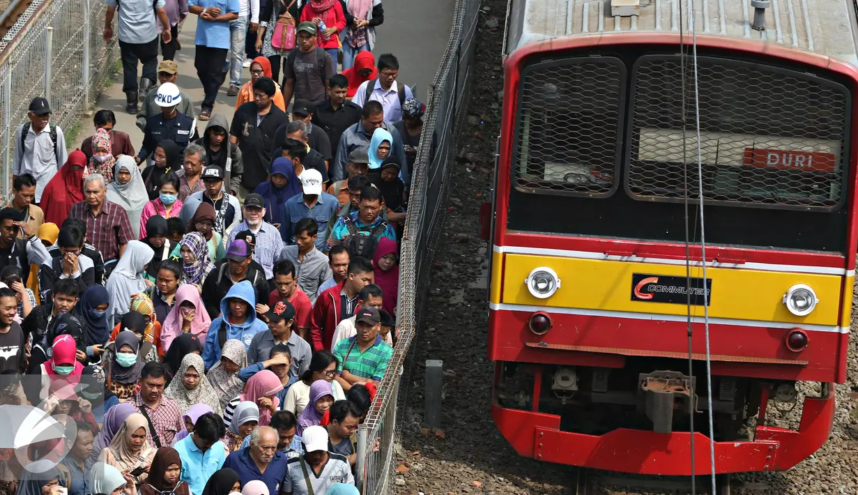 Kereta saat berhenti di Stasiun Tanah Abang, Jakarta, Senin (4/1). Usai Libur Panjang, warga Ibu Kota kembali beraktivitas seperti biasa, yang ditandai dengan kepadatan di stasiun, jalan, serta gedung perkantoran. (Liputan6.com/Immanuel Antonius)