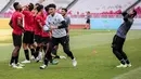 Kiper Timnas Indonesia U-17 saat melakukan permainan saat latihan menjelang Piala Dunia U-17 2023 di Stadion Utama Gelora Bung Karno (SUGBK), Senayan, Jakarta, Senin (30/10/2023). (Bola.com/Bagaskara Lazuardi)