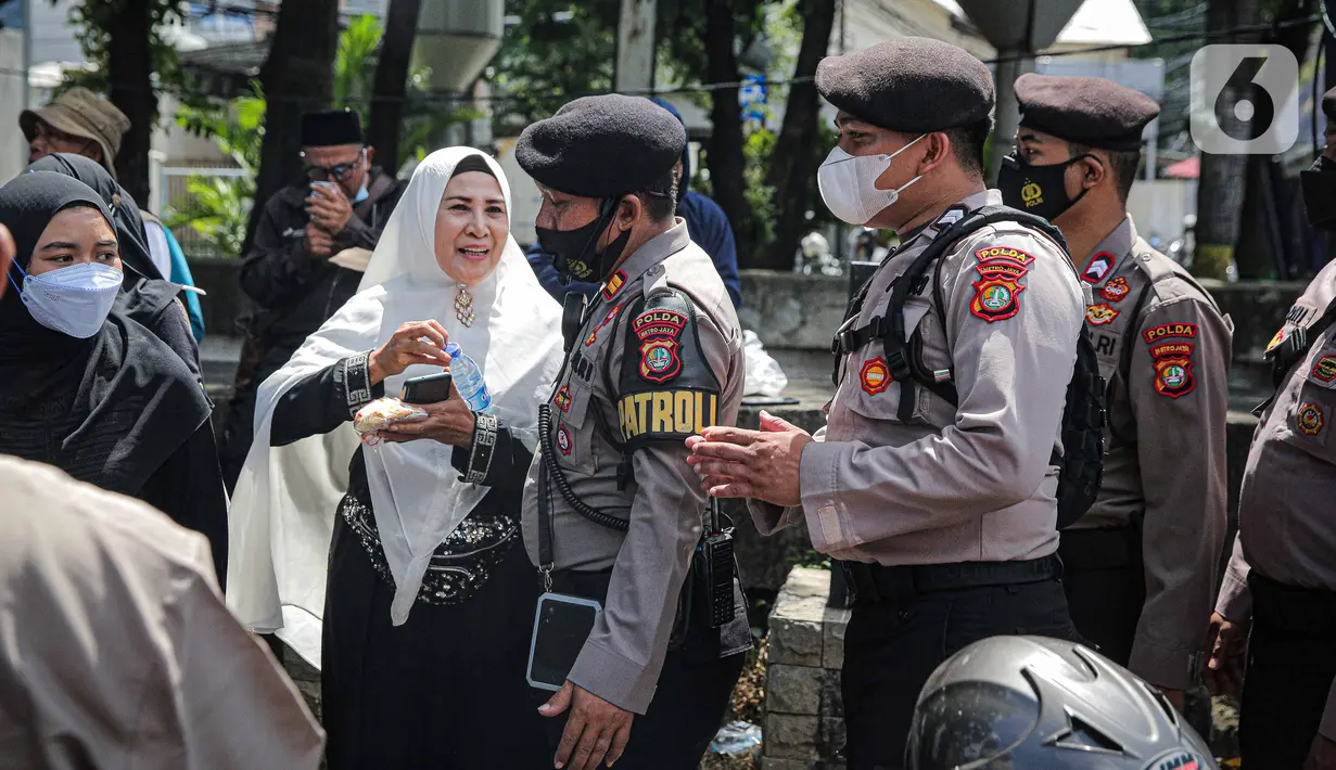 Aparat kepolisian membujuk peserta aksi Reuni 212 untuk membubarkan diri di Jalan Abdul Muis, Jakarta, Kamis (2/12/2021). Tindakan ini diambil demi menghindari terjadinya kerumunan massa. (Liputan6.com/Faizal Fanani)