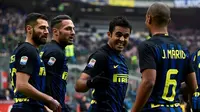 Striker Inter Milan, Eder, saat merayakan gol ke gawang Empoli pada pertandingan lanjutan Serie A, di Giuseppe Meazza, Minggu (12/2/2017). (AFP/Miguel Medina).