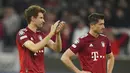 Reaksi pemain Bayern Munchen Thomas Mueller (kiri) dan Robert Lewandowski usai kekalahan pada pertandingan leg kedua perempat final Liga Champions di Allianz Arena, Munich, Jerman, 12 April 2022. Pertandingan berakhir imbang 1-1. (AP Photo/Matthias Schrader)