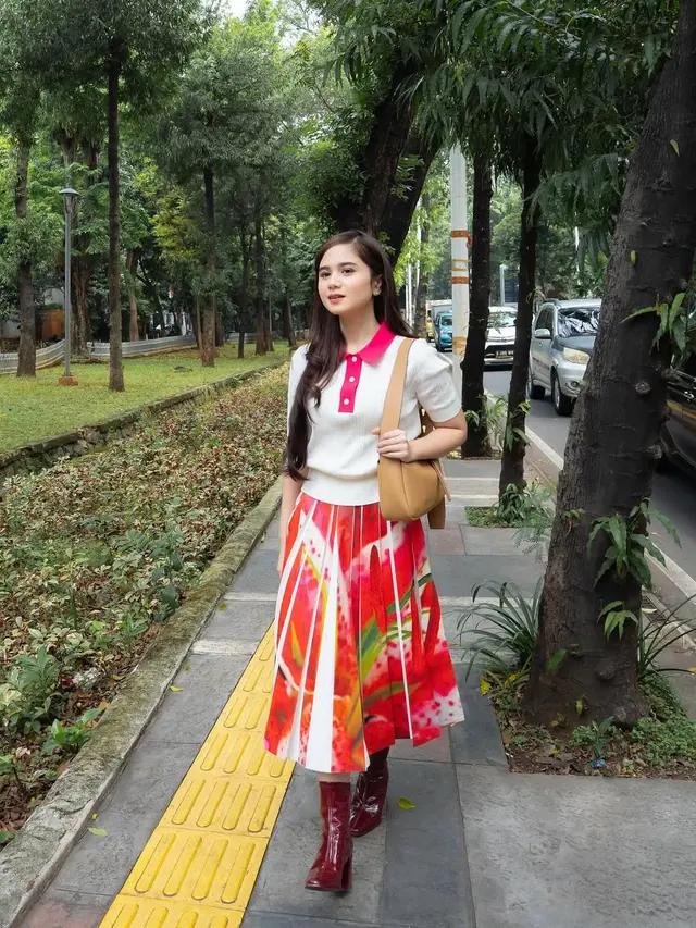 Gaya Serba Pink Tissa Biani Strolling Around Jakarta, Pakai Rok Bertabur Bunga Rp10 Juta-an hingga Tas Rp7 Juta-an