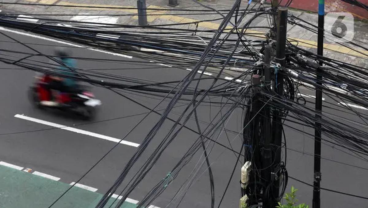 Potret Semrawutnya Kabel Utilitas di Jakarta