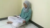 Anindya Puspita Helga Nur Fadhil, siswa SMA Negeri 1 Semarang yang dikeluarkan sepihak tetap belajar, meskipun mengaku tak bisa fokus. (foto: Liputan6.com / edhie prayitno ige)