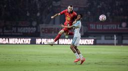 Pemain Persija Jakarta, Maciej Gajos berebut bola dengan pemain PSBS Biak, Arjuna Agung dalam laga lanjutan BRI Liga 1 2024/2025 di Stadion Patriot Candrabhaga, Bekasi, Minggu (02/02/2025). (Bola.com/Bagaskara Lazuardi)