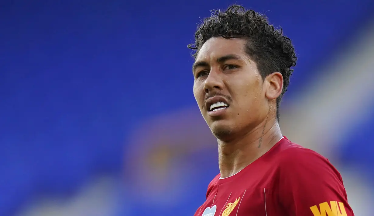Striker Liverpool, Roberto Firmino, tampak kecewa usai gagal mengalajkan Everton pada laga Premier League di Stadion Goodison Park, Minggu (21/6/2020). Laga Derbi Merseyside edisi ke-236 itu berakhir 0-0. (AFP/Jon Super)