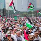 Para pedagang pun tidak mau ketinggalan momen. Mereka menjual atribut dan bendera Palestina untuk massa aksi. (Liputan6.com/Faizal Fanani)