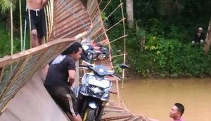 Jembatan gantung di Kecamatan Tegalbuleud, Kabupaten Sukabumi, tiba-tiba ambruk menyebabkan sejumlah pengendara dan bocah 6 tahun ikut terperosok ke dalam sungai. (Liputan6.com/ Fira Syahrin)