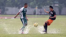 Pemain PS TNi, Wawan Febriyanto (kiri) berebut bola dengan pemain Villa 2000 pada laga uji coba di Lapangan Mako Kostrad, Cilodong, Depok, Rabu (13/4/2016). (Bola.com/Nicklas Hanoatubun)