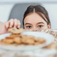 Intip cara terbaik untuk menghadapi anak yang suka berbohong di bulan puasa, agar kamu bisa menghadapinya dengan baik tanpa menakuti anak. (Sumber: Freepik/artursafronovvvv).