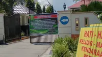 Pengumuman penutupan sementara Pengadilan Negeri Palu sejak 23 Oktober pascaseorang pegawai terkonfirmasi positif Covid-19. Pengumuman itu terpasang di gerbang kompleks Kantor PN Palu, Jumat (23/10/2020). (Foto: Liputan6.com/ Heri Susanto).
