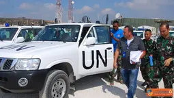 Citizen6, Lebanon Selatan: Tim Fuel Inspection UNIFIL Kapten Smoliner dan Mr. Pierre Tabet dari Austria melakukan pemeriksaan terhadap kendaraan dan peralatan Satgas POM TNI Konga XXV-D/UNIFIL, Minggu (7/10). (Pengirim: Badarudin Bakri)