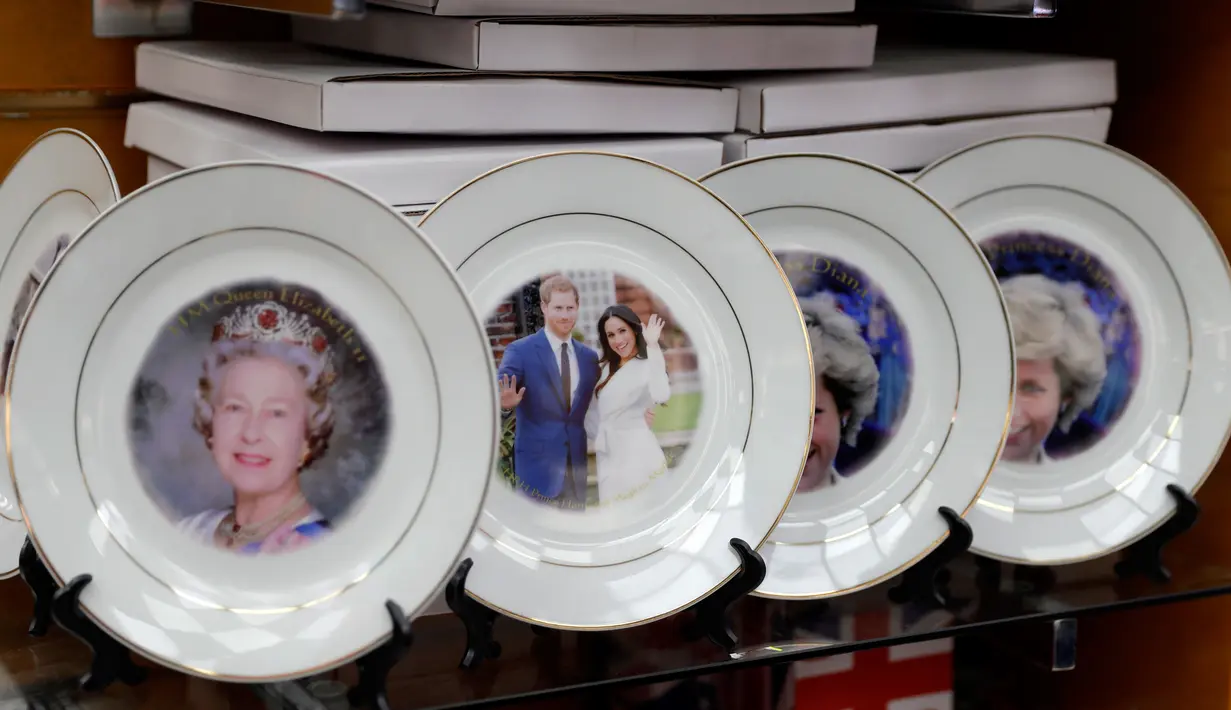 Suvenir piring untuk pernikahan Pangeran Harry dan Meghan Markle dijual di sebuah toko di London, Inggris, Rabu (28/3). Suvenir tersebut dipajang di samping piring bergambar Putri Diana dan Ratu Elizabeth II. (AP Photo/Matt Dunham)