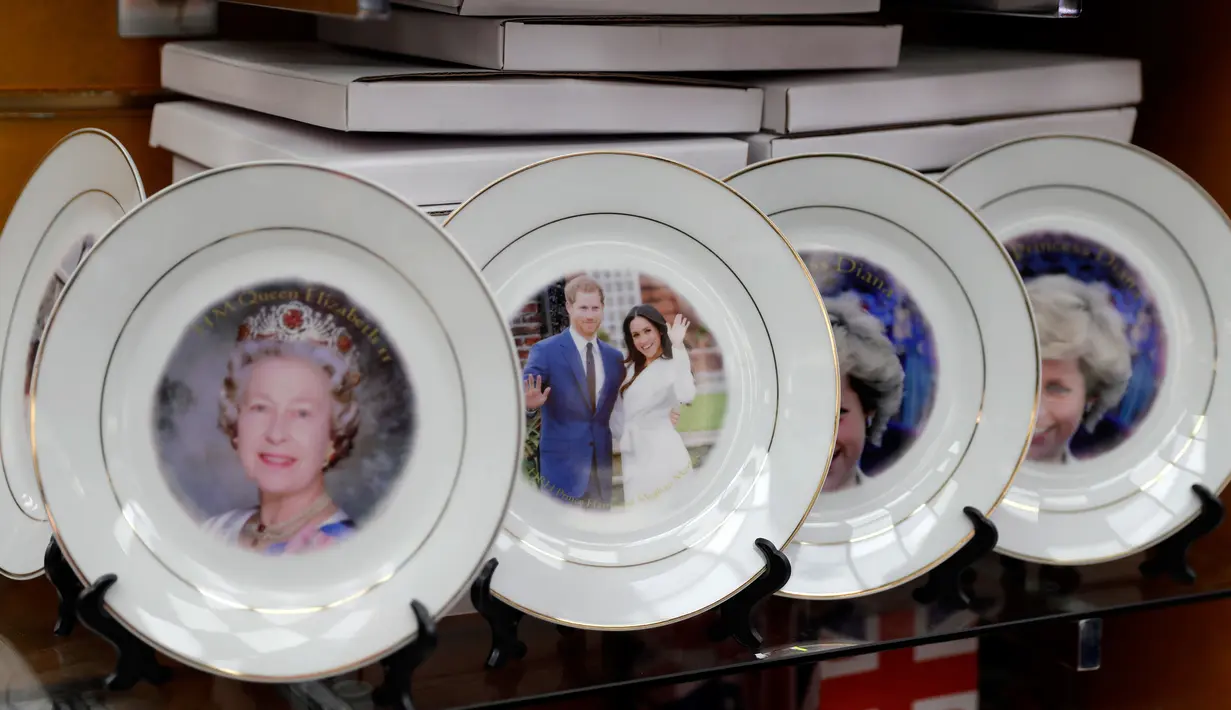 Suvenir piring untuk pernikahan Pangeran Harry dan Meghan Markle dijual di sebuah toko di London, Inggris, Rabu (28/3). Suvenir tersebut dipajang di samping piring bergambar Putri Diana dan Ratu Elizabeth II. (AP Photo/Matt Dunham)