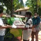 Penyerahan satu mesin perontok padi, bantuan Anggota DPR RI dari Partai NasDem, Julie Laiskodat Kelompok Tani di Sikka. (Liputan6.com/ Dionisius Wilibardus)