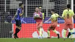 Kiper Manchester City, Kyle Walker menangkap bola saat melawan Atalanta pada pertandingan Grup C Liga Champions di stadion San Siro, Milan, Italia (6/11/2019). Kyle Walker yang berposisi bek mengantikan kiper Claudio Bravo yang mendapat kartu merah dipertandingan ini. (AP Photo/Luca Bruno)