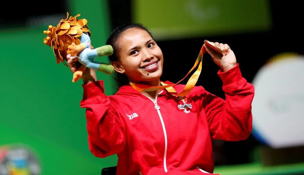 Atlet angkat berat, Ni Nengah Widiasih, mempersembahkan medali pertama untuk Indonesia pada ajang Paralimpiade Rio 2016 di Pavilion 2 Rio Centro, Brasil, Jumat (9/9/2016) dini hari WIB. (Reuters/Ueslei Marcelino)