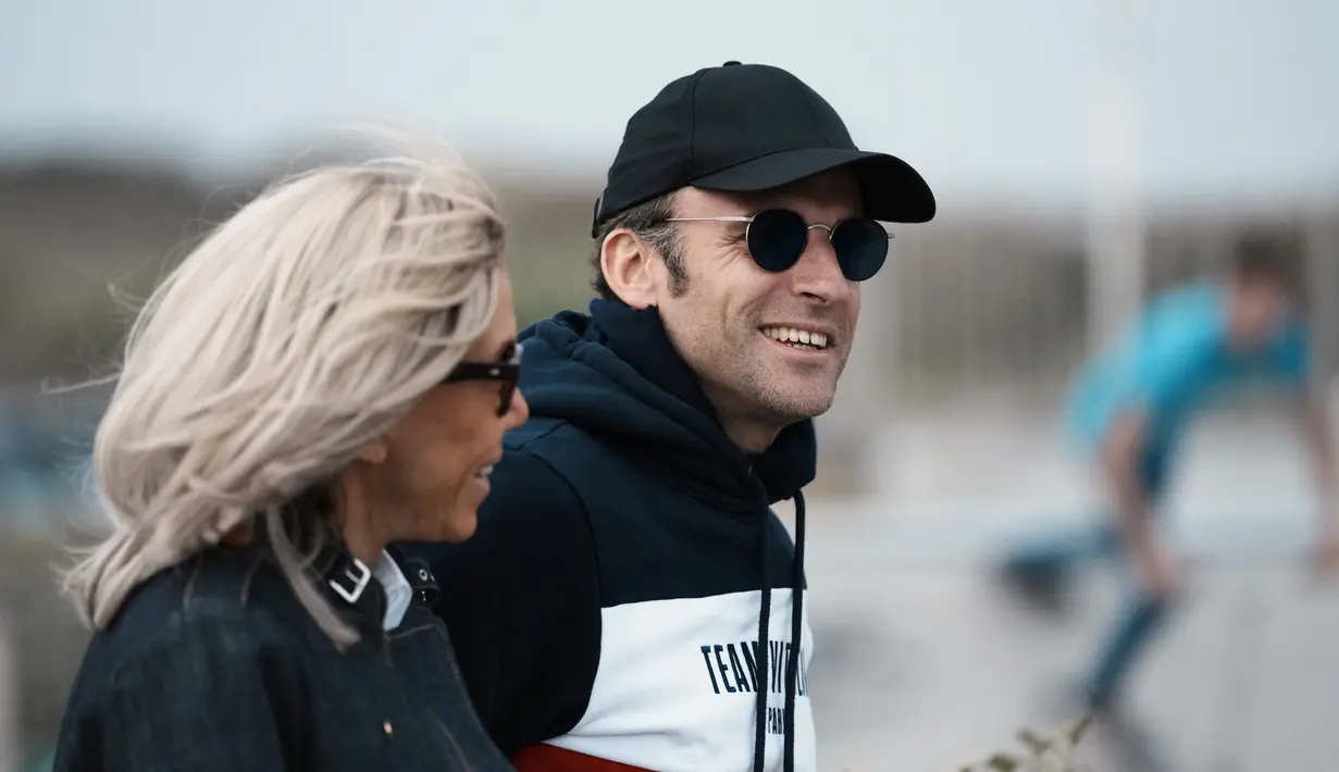 <p>Presiden Prancis Emmanuel Macron dan istrinya Brigitte Macron berjalan di sepanjang pantai di Le Touquet, menjelang putaran kedua pemilihan presiden Prancis, Sabtu (23/4/2022). Emmanuel Macron berada di posisi terdepan untuk memenangkan pemilihan kembali Minggu, 24 April 2022 dalam&nbsp;Pilpres Prancis. (AP Photo/Thibault Camus)</p>