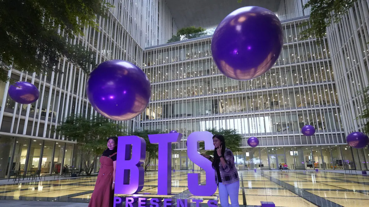 ARMY berpose dalam salah satu spot di BTS Festa. (AP Photo/Lee Jin-man)